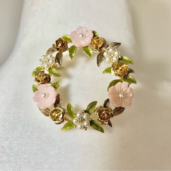NWT gold toned Chrystal and imitation pearl wreath pin - Picture 2 of 12
